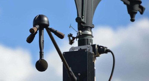 Ahora te multarán aunque circules por debajo del límite de velocidad: así son los nuevos radares de ruido en España