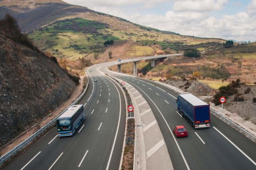 La DGT activa una campaña para verificar el estado de los camiones y autobuses y vigilar a los conductores profesionales