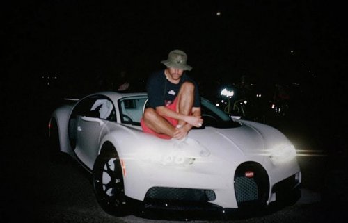Bad Bunny rompe esquemas en la Super Bowl y también con su coche favorito: casi nadie acertará cuál es