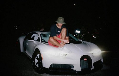 Bad Bunny rompe esquemas en la Super Bowl y también con su coche favorito: casi nadie acertará cuál es