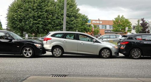 Cómo sacar el coche cuando te han aparcado pegado delante y detrás: la técnica de un experto en motor