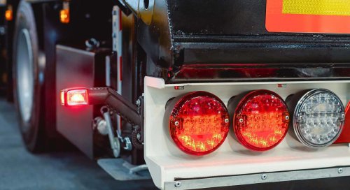 Qué intentan decir los camioneros cuando ponen el intermitente: el lenguaje no oficial en la carretera