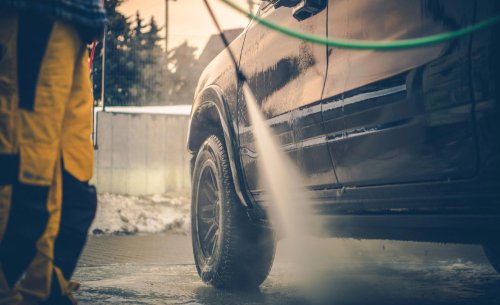 El error más repetido al lavar el coche después de viajar que puede arruinar la carrocería