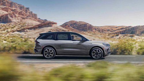 Lincoln Nautilus hybrid vs Lexus RX hybrid: Which hybrid saves you the most gas?