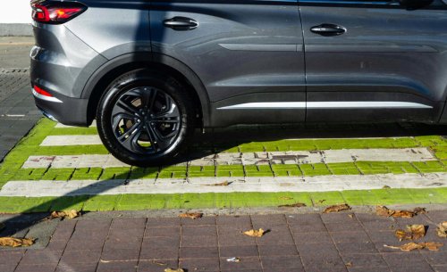 ¿Puedo quedarme dentro del coche en una zona de estacionamiento regulado? Estas son las excepciones