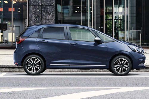 コンパクトカー市場「下位グレードは存在感なし?」290万円のフィットが売れ筋、メーカーが加速させる「高単価シフト」という現実