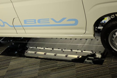 元は取れる? ダイハツ初の量産電気自動車について気になることを聞いてきた