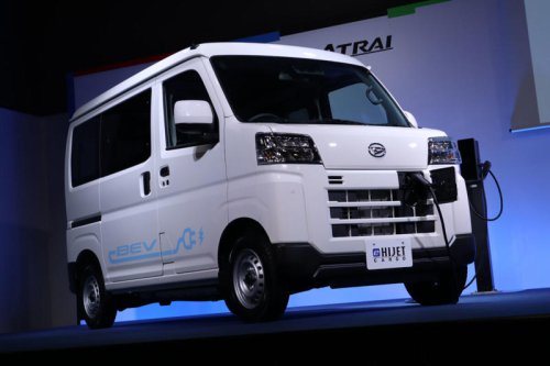 元は取れる? ダイハツ初の量産電気自動車について気になることを聞いてきた