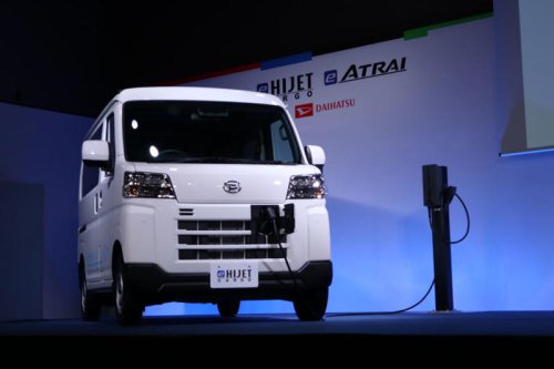 元は取れる? ダイハツ初の量産電気自動車について気になることを聞いてきた