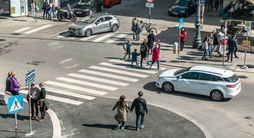 La DGT aclara si es legal avanzar en un paso de cebra si el peatón todavía no ha terminado de cruzar