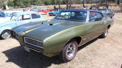 Muscle Cars, 12 muscle cars from the late 1960s that proved power sold everything