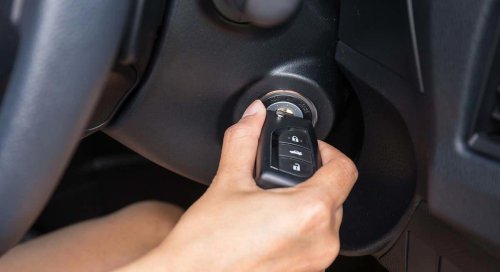 Por qué algunos mecánicos recomiendan arrancar el coche dos veces cuando hace frío