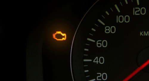 Qué pasa cuando se enciende la luz del motor: cuándo se puede seguir circulando y en qué casos hay que parar