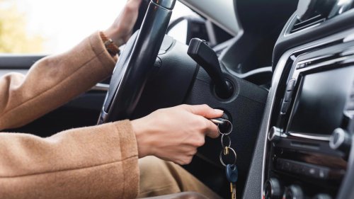 Arrancar y salir sin calentar el coche, ¿de verdad lo estás dañando o es un mito que se ha expandido con el tiempo?