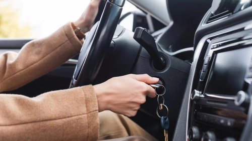 Arrancar y salir sin calentar el coche, ¿de verdad lo estás dañando o es un mito que se ha expandido con el tiempo?