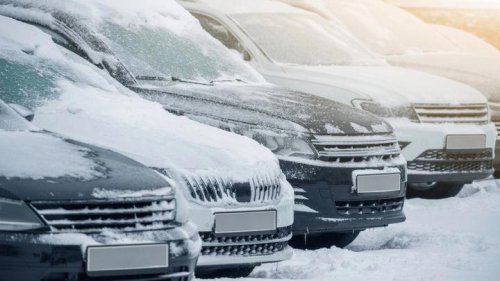 Arrancar y salir sin calentar el coche, ¿de verdad lo estás dañando o es un mito que se ha expandido con el tiempo?