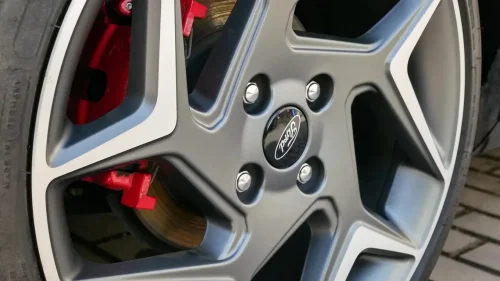 Qué tuerca va primero cuando cambias la rueda de un coche: este es el orden correcto