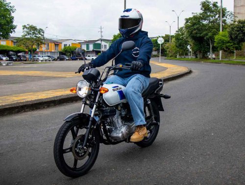 【ABS搭載で一歩先へ】スズキ「AX4 ABS」はコロンビアで人気・信頼と実績のロングセラー【世界でがんばる!日本メーカーの珍車大図鑑 Vol.29】