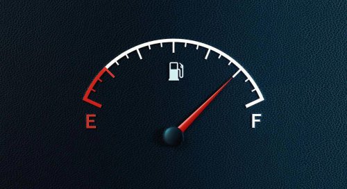 Ni en reserva ni siempre lleno: el nivel ideal de combustible según la Asociación Americana del Automóvil