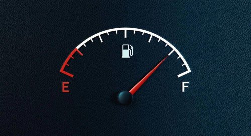 Ni en reserva ni siempre lleno: el nivel ideal de combustible según la Asociación Americana del Automóvil
