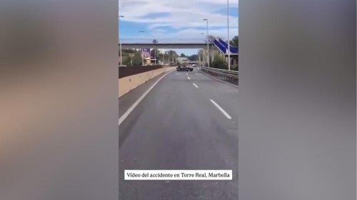 Un conductor circula haciendo eses en plena A-7, en Marbella, y acaba perdiendo por completo el control de su coche