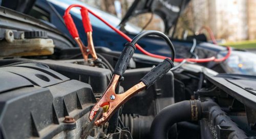Arrancar el coche con pinzas ya no es como antes: lo que debes comprobar en los modelos modernos