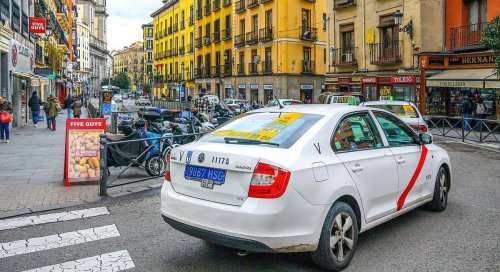 Por qué en España los taxis y VTC están obligados a llevar matrícula de color azul y qué pasa si circulan sin ella