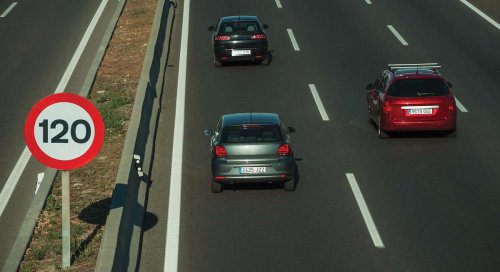¿Se puede superar el límite de velocidad ligeramente para adelantar? Lo que dice el Reglamento General de Circulación