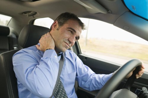 ¿Gimnasia en el coche? Casi nadie lo hace, pero puedes ponerte en forma en un atasco: 10 ejercicios para activar tus músculos