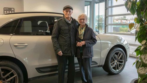 Nunca es tarde: con más de 90 años, esta pareja se ha comprado su primer Porsche