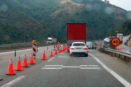 ¿Qué significan estas líneas de color naranja pintadas en el asfalto? Su significado debe ponerte alerta