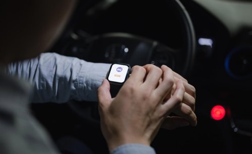 Si miro la hora en un reloj inteligente mientras conduzco, ¿pueden multarme?