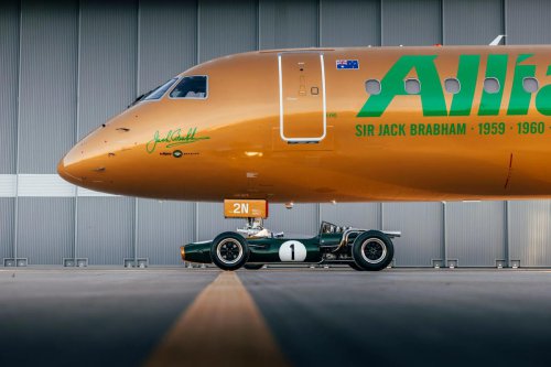 El Brabham BT19 de 1966 vuela más alto que nunca: celebra su campeonato del mundo sobre un avión