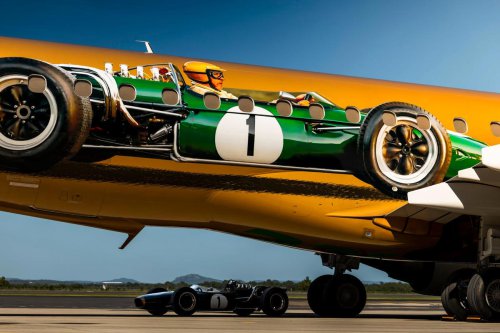 El Brabham BT19 de 1966 vuela más alto que nunca: celebra su campeonato del mundo sobre un avión