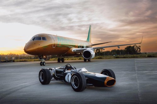 El Brabham BT19 de 1966 vuela más alto que nunca: celebra su campeonato del mundo sobre un avión