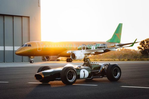 El Brabham BT19 de 1966 vuela más alto que nunca: celebra su campeonato del mundo sobre un avión