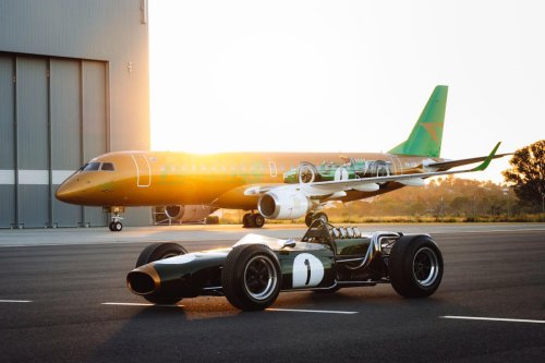 Brabham, El Brabham BT19 de 1966 vuela más alto que nunca: celebra su campeonato del mundo sobre un avión