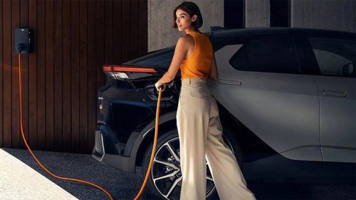 Piden más ayudas para los coches eléctricos usados que para los coches híbridos enchufables: "Son una farsa"