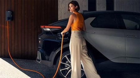Piden más ayudas para los coches eléctricos usados que para los coches híbridos enchufables: "Son una farsa"