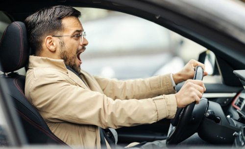 Conducir en ayunas: el riesgo invisible que preocupa a la DGT, ya que dispara la fatiga y aumenta los accidentes