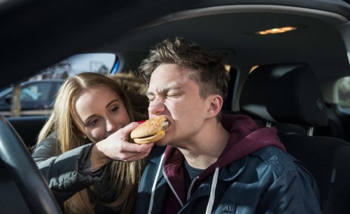 Conducir en ayunas: el riesgo invisible que preocupa a la DGT, ya que dispara la fatiga y aumenta los accidentes