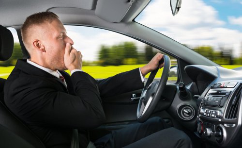 Conducir en ayunas: el riesgo invisible que preocupa a la DGT, ya que dispara la fatiga y aumenta los accidentes