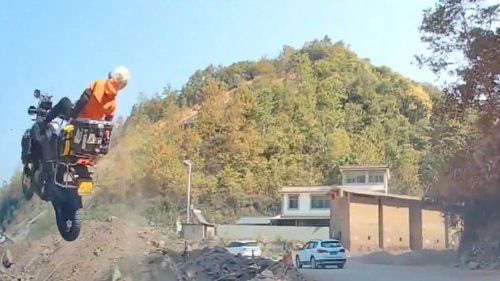 Perdió el control de su moto y cayó al vacío como si estuviera volando: el impactante vídeo que está dejando a todos boquiabiertos