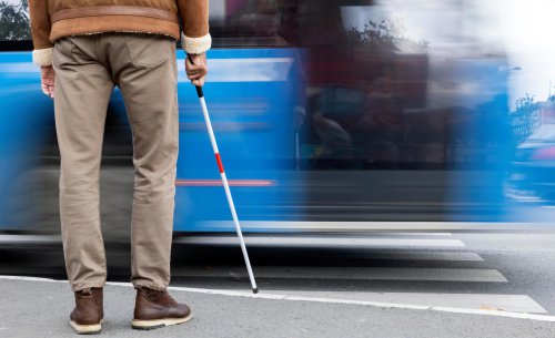 Escuchan, responden y sólo suenan cuando hace falta: ¿cómo funcionan los semáforos con ‘bluetooth’?