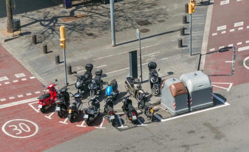 Cuidado si aparcas la moto en la acera en Barcelona: tu vecino podría estar denunciándote ahora mismo
