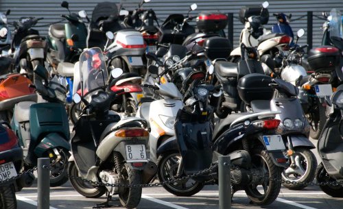 Cuidado si aparcas la moto en la acera en Barcelona: tu vecino podría estar denunciándote ahora mismo