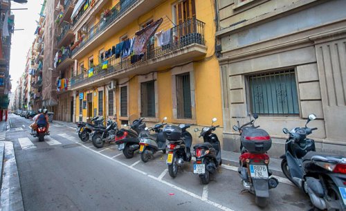Cuidado si aparcas la moto en la acera en Barcelona: tu vecino podría estar denunciándote ahora mismo