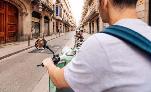 Cuidado si aparcas la moto en la acera en Barcelona: tu vecino podría estar denunciándote ahora mismo