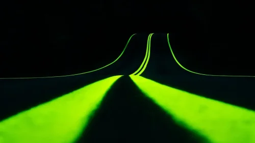 Líneas fluorescentes en la carretera, la última solución para evitar accidentes