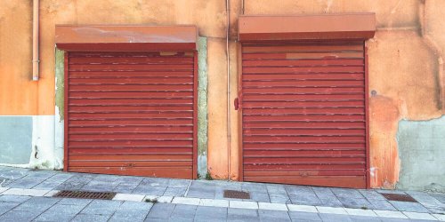Resueltas las grandes dudas del conductor urbano: ¿se puede aparcar en un vado propio? ¿Y en un garaje que no tiene placa?